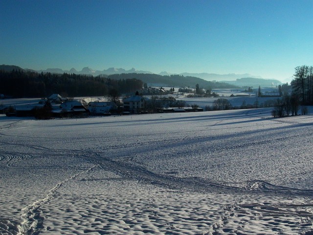 Landorf, im Hintergrund die Gantrischkette, Dezember 2010